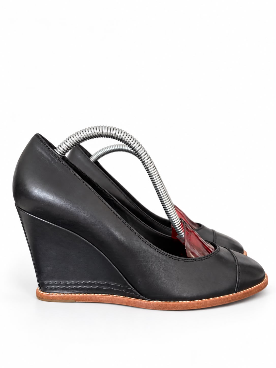 CHANEL — Escarpins compensés en cuir noir